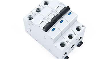 Features of low-voltage circuit breakers and fuses